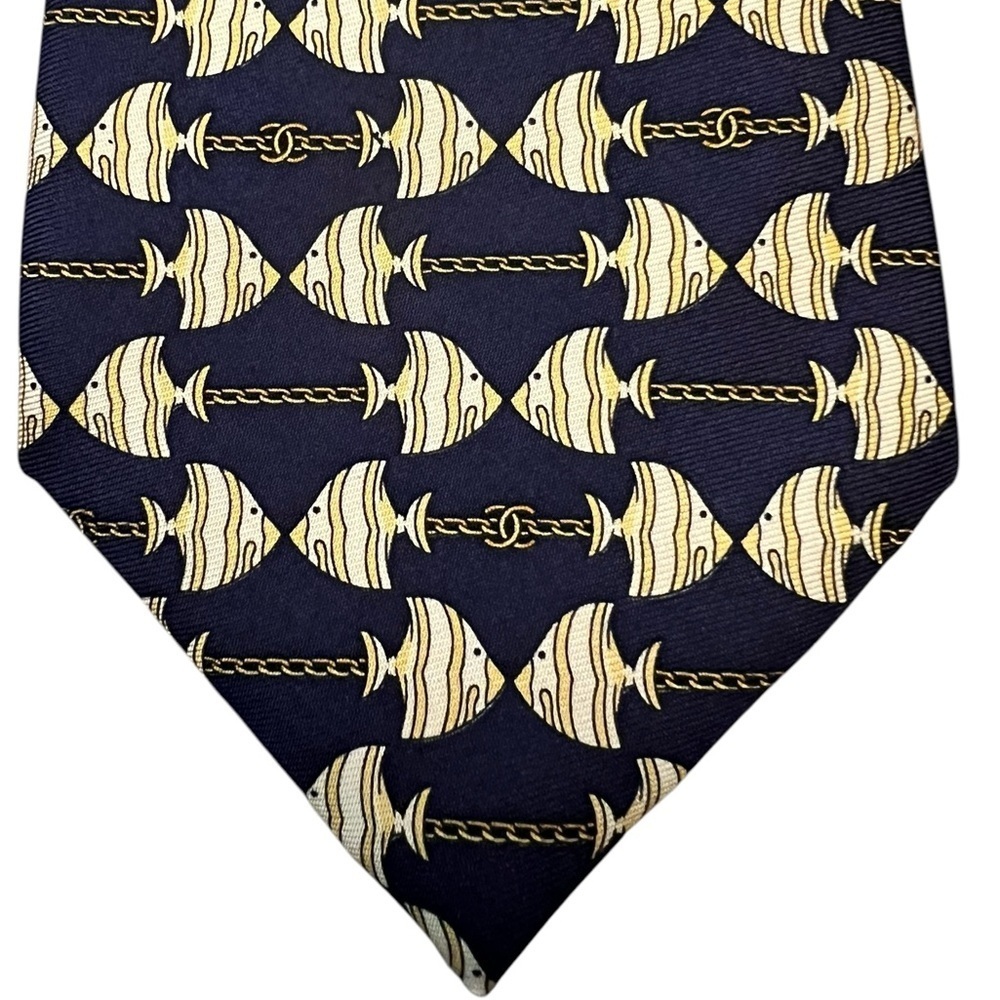 CHANEL silk tie, angelfish w/ chain & double C logo, navy blue & yellow/gold - Picture 5 of 6